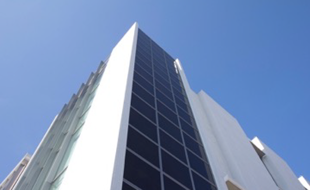 八尾市水道局の壁面型太陽電池