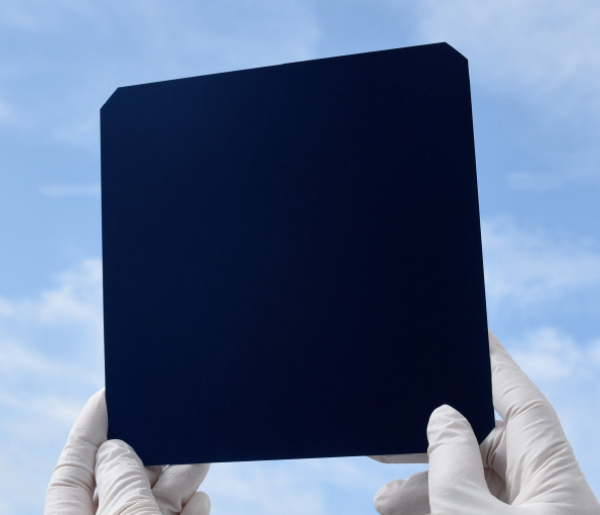 写真:ヘテロ接合バックコンタクト結晶シリコン太陽電池セル